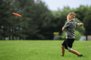 kid throwing frisbee